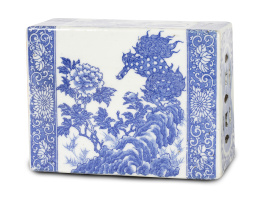 1198.  Almohada de porcelana esmaltada en azul y blanco con flores y vegetación.China, S. XIX - XX.