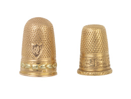 59.  Conjunto de dos dedales en oro de pp. S. XX con decoración 