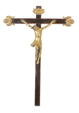 1045.  Cristo Expirante.Bronce dorado sobre cruz de madera ebonizada con carey.Italia, S. XVII.