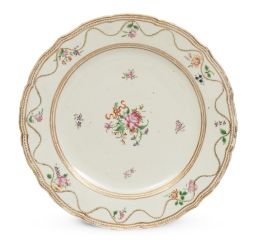 593.  Plato de porcelana de Compañía de Indias, con esmaltes de familia rosa, alero con cinta y flores y  rosa en el asiento.China, ff. del S. XVIII.