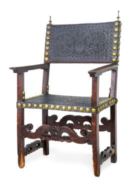 1019.  Frailero de madera con asiento y respaldo de piel tachonada y grabada con escudo de águilas bicéfalas.Trabajo portugués, S. XVIII.