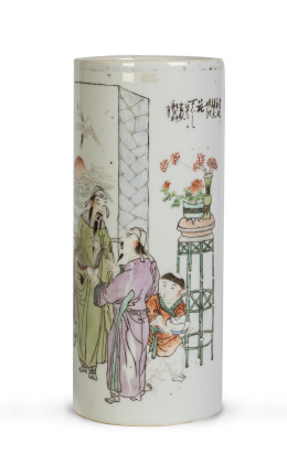 740.  Jarrón "Cai Qing Jiàng" de porcelana esmaltada con personajes y marca en caracteres.China, época de la República (1912-1949)