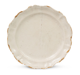 1276.  Plato de cerámica esmaltada en blanco tipo alcoreño.Talavera, S. XVIII.