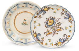 1277.  Lote de dos platitos de cerámica esmaltada uno del S. XVIII, con la flor de la adormidera en azul y ocre y otro de Talavera, S. XIX.