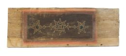 528.  Tabla de madera de pino de artesonado mudéjar con decoración pintada de lacería con estrellas.Trabajo toledano, S. XV.