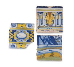 502.  Lote de tres azulejos de cerámica esmaltada en azul de cobalto y amarillo.Talavera, segunda mitad del S. XVI.