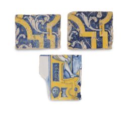 501.  Lote de tres azulejos de cerámica esmaltada en azul cobalto y amarillo.Talavera, segunda mitad del S. XVI.