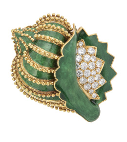 370.  Broche caracola de brillantes y esmalte verde, con diseño de bandas de esmalte alternas con líneas de bolitas de oro y nido de brillantes 