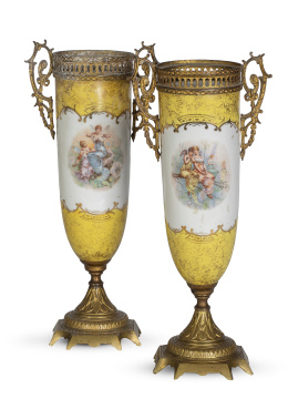 1331.  Pareja de jarrones de estilo Luis XVI porcelana esmaltada montados en bronce dorado.Francia, h. 1900.