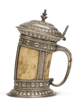 1184.  Tankard de asta montado en plata, con tapa. Con marcas.Quizás Alemania, ff. del S. XIX - pp. del S. XX.