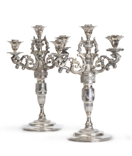 543.  Pareja de candelabros de plata de cuatro brazos de luz. Con marcas.Época de José Ramírez  de Arellano (1847-1856). Madrid, Real Fábrica de Platería, Martínez, 1849.