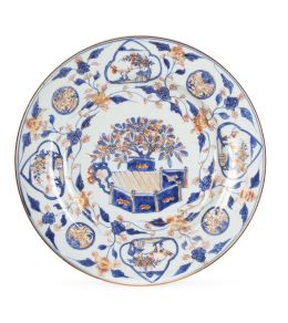 1245.  Plato de porcelana esmaltada y dorada de estilo Imari. 
Ch