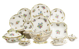 563.  Vajilla de porcelana esmaltada, diseño "Victoria".Herend, Hungría, S. XX.