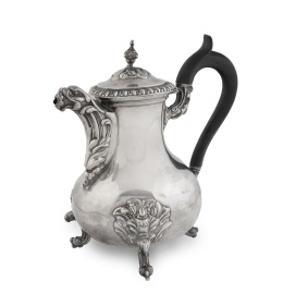 1169.  Cafetera de plata con mango de madera, ley 950 marca de cabeza de Minerva.Francia, 1838-1973