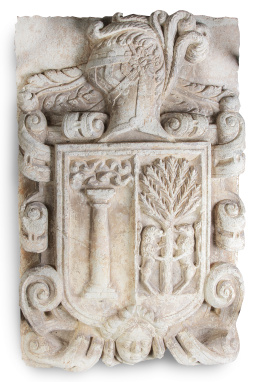 1128.  Escudo nobiliario de piedra tallada con decoración de cueros recortados.Trabajo español, ff. del  S. XVI - pp. del S. XVII