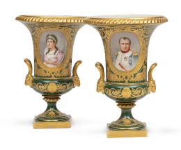 1179.  Pareja de copas de porcelana esmaltada en verde y dorada. Con los retratos de Napoleón y Josefina en cartelas. Con marcas en rojo apócrifas de la fábrica imperial de Sévres.Francia, finales del S. XIX.