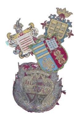 1094.  Cuatro escudos bordados con hilos de oro, hilos a cordoncillo y tela aplicada, uno de ellos de Carlos III, h. 1760.Trabajo español, S. XVII - XVIII.