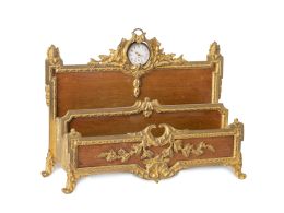 652.  Archivador de madera y bronce dorado con reloj.Francia, h. 1900.