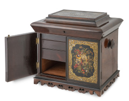 1160.  Caja de madera de palosanto con aplicaciones de nácar y decoración pintada con un ramillete.Trabajo inglés, h. 1860.