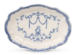 622.  Bandeja de cerámica esmaltada en azul cobalto, decorada con grutescos.Alcora, serie Berain, primera época (1727 - 1749).