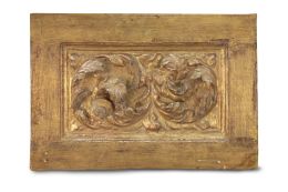 1279.  Remate de madera tallada y dorada, decorado con hojas carnosas.España, S. XVII.