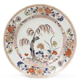 572.  Plato de porcelana esmaltada y dorada, de estilo imari.
Ch