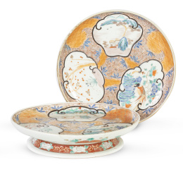 1165.  Pareja de fruteros de pie bajo porcelana esmaltada. China, S. XIX.