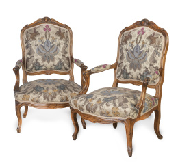 1252.  Pareja de sillas de brazos de estilo Luis XV en madera tallada.Francia, principios del S. XX.