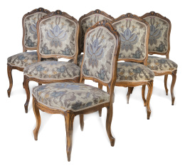 1136.  Juego de seis sillas de estilo Luis XV en madera tallada.Francia, principios del S. XX.