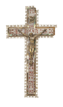 1280.  Cruz de nácar sobre madera de olivo con Cristo de metal dorado.Recuerdo de Tierra Santa, S. XX.