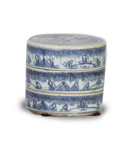 1205.  Caja de tres pisos de porcelana esmaltada en azul y blanco
