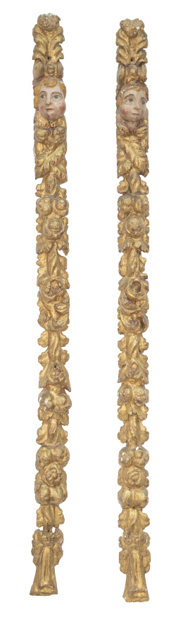 1270.  Pareja de remates de madera tallada, policromada y dorada con cabezas de putti.Trabajo español, S. XVI - XVII.