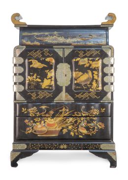 1207.  Pequeño cabinet en madera lacada y dorada con aves y flores, con aplicaciones metálicas grabadas.Japón, periodo Meiji, finales del S. XIX - principios. del S. XX.