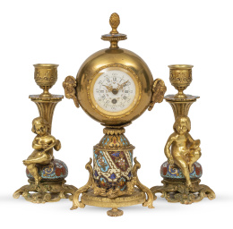 1110.  Guarnición de chimenea Napoleón III de esmalte cloisoné y bronce dorado, formada por reloj y dos candeleros.Francia, S. XIX.