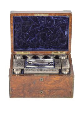 1226.  Neceser victoriano con caja de madera de raíz, en cristal tallado y tapas de plata. Con marcas.Londres, 1856.