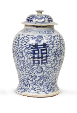 1200.  Tibor con tapa de porcelana esmaltada en azul y blanco, con flores y carácteres.China, S. XIX.