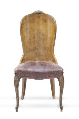 1241.  Silla de madera de raíz con remate tallado y asiento de piel tachonada.h. 1930.