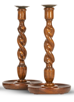 1235.  Pareja de candeleros eduardinos de madera de roble torneada, con astil torso.Inglaterra, h. 1900.