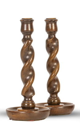 1234.  Pareja de candeleros eduardinos de madera torneada, con astil torso.Inglaterra, h. 1900.