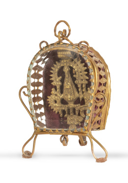 1321.  Vitrina de cristal y metal dorado con Virgen del Pilar en el interior. España, h. 1900.
