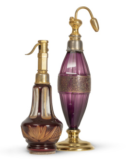 1228.  Lote de dos perfumadores de cristal y metal dorado, uno de Moser con friso con guerreros y otro de cristal tallado de Bohemia.pp. del S. XX.
