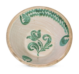 1064.  Lebrillo de cerámica esmaltada en blanco y verde con flor en el asiento.Fajalauza, h. 1960.