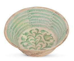 1073.  Lebrillo de cerámica esmaltada en blanco y verde.Fajalauza, finales del S. XIX.