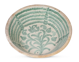 1062.  Lebrillo de cerámica esmaltada en blanco y verde con flor en el asiento.Fajalauza, pp. del S. XX.