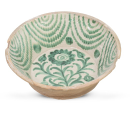 1072.  Lebrillo de cerámica esmaltada en blanco y verde, con un girasol pintado.Fajalauza, S. XIX.