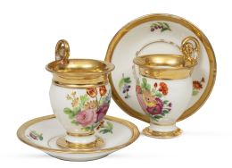 1242.  Pareja de tazas con sus platos imperio con sus platos de porcelana esmaltada y dorada con decoración floral.París, S. XIX.