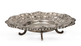 1338.  Centro circular de mesa de plata con decoración repujada. Con marcas.España, S. XX.