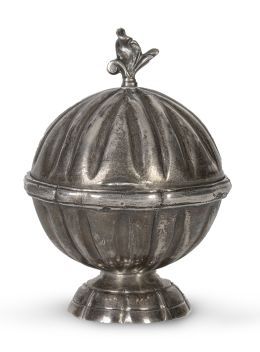 1307.  Jabonera de plata con decoración gallonada, rematado por una flor. Con marcas.Buitrón, Méjico independiente, S. XIX. 