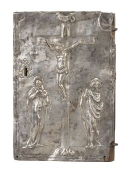 1038.  "Calvario".Puerta de sagrario, alma de madera con plata repujada y cincelada.España, S. XVI.