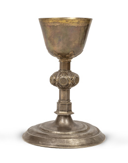 1044.  Cáliz de bronce dorado y cincelado, la copa de plata e interior dorado.Trabajo cortesano, h. 1600.